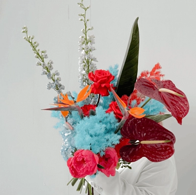 Букет со стрелицией и пионами